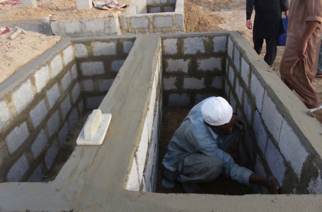 V+Pakistanu+se+bojijo%2C+da+bi+jim+zmanjkalo+grobov+za+%C5%BErtve+vro%C4%8Dine+%28foto%3AProfimedia%29