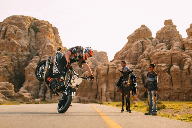 Rok+Bagoro%C5%A1+na+motorju+v+dru%C5%BEbi+lokalcev%2C+v+ozadnju+se+skriva+Petra