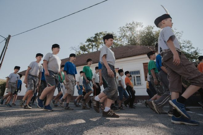 Pomehku%C5%BEeni+otroci+potrebujejo+po+mnenju+mad%C5%BEarskih+star%C5%A1ev+le+malo+trde+roke+%28foto%3AProfimedia%29