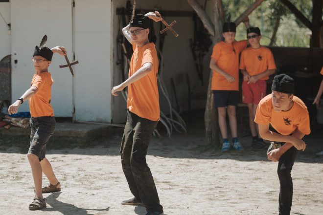 Otroci+vadijo+metanje+o%C5%A1iljenih+kri%C5%BEev+na+tar%C4%8De+%28foto%3AProfimedia%29