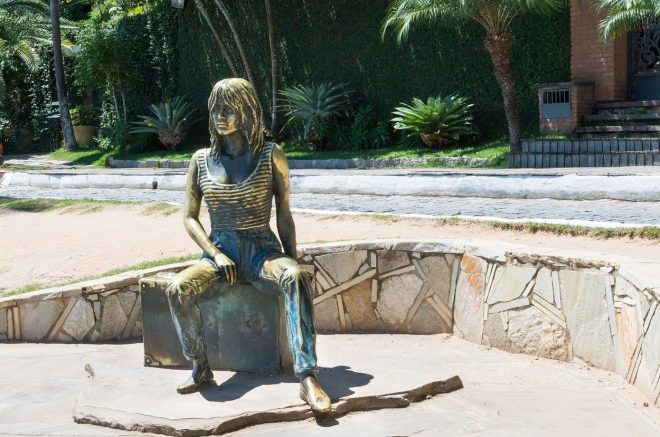 Bronasta+Brigitte+Bardot+sicer+%C5%BEe+krasi+pla%C5%BEo+v+brazilskem+Riu+de+Janeiru