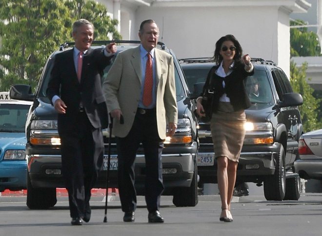 George+Bush+starej%C5%A1i+oktobra+letos+v+dru%C5%BEbi+igralke+Teri+Hatcher+%28foto%3AProfimedia%29