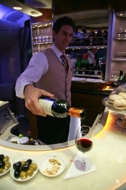 Tak%C5%A1ne+postre%C5%BEbe+so+dele%C5%BEni+potniki+prvega+razreda+na+A380+pri+dru%C5%BEbi+Emirates+%28foto%3AProfimedia%29