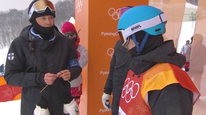 Trener+deskanja+na+snegu+je+%C5%A1trikal+kar+med+tekmo+%28Foto%3A+Screenshot+NBC+Olympics%29