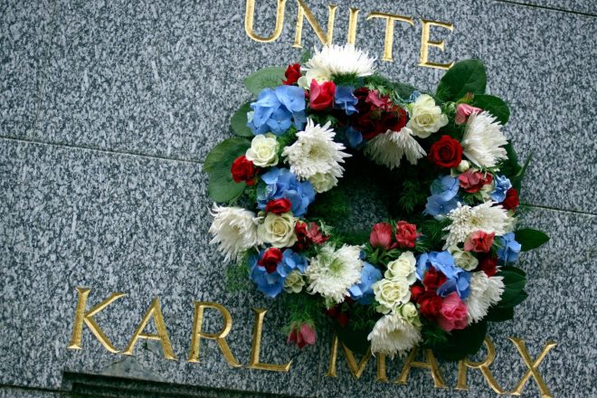Marxov+nagrobni+kamen+v+Londonu+%28foto%3AProfimedia%29