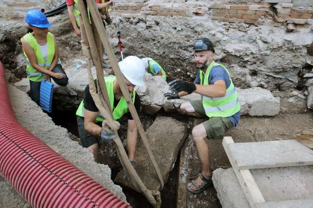Odpiranje+pokrova+sarkofaga+na+Gosposvetski+cesti.+STA