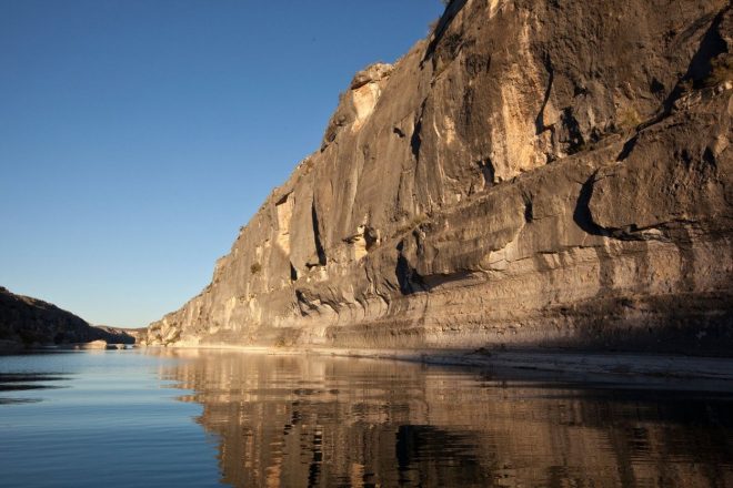 V+kanjonu+reke+Pecos+so+odkrili+okamenele+%C4%8Dlove%C5%A1ke+iztrebke+z+zanimivo+vsebino...