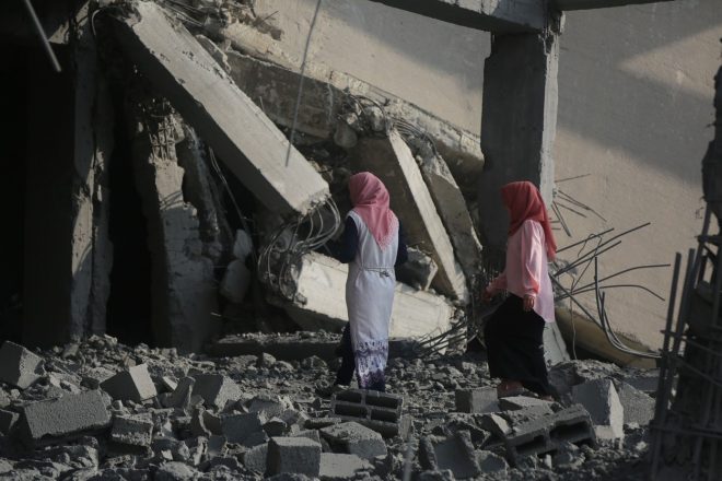 Palestinke+med+ru%C5%A1evinami+v+mestu+Gaza+po+izraelskem+letalskem+napadu+%28foto%3AProfimedia%29