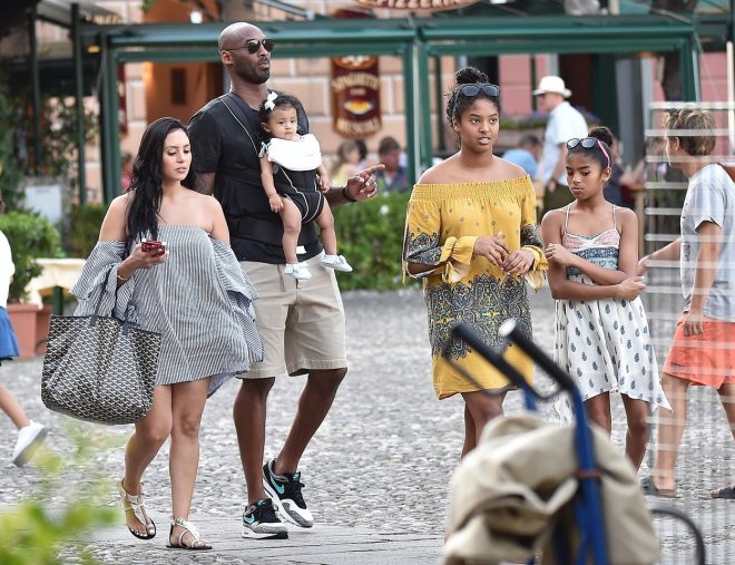 Kobe+z+%C5%BEeno+Vanesso+in+njunimi+%C5%A1tirimi+h%C4%8Derkami+%28Foto%3A+Profimedia%29