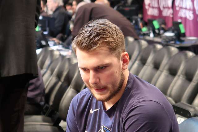 Luka+Doncic+lani+pred+tekmo+kosarkarske+lige+NBA+z+ekipo+Brooklyn+Nets.+STA