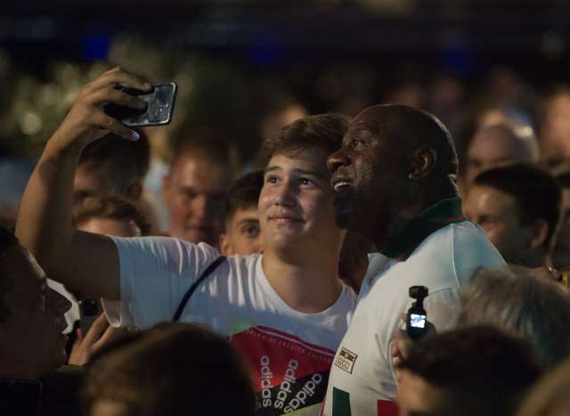 Legendarni+ameriski+kosarkar+Earvin+Magic+Johnson+je+z+ogromno+jahto+priplul+v+Split.