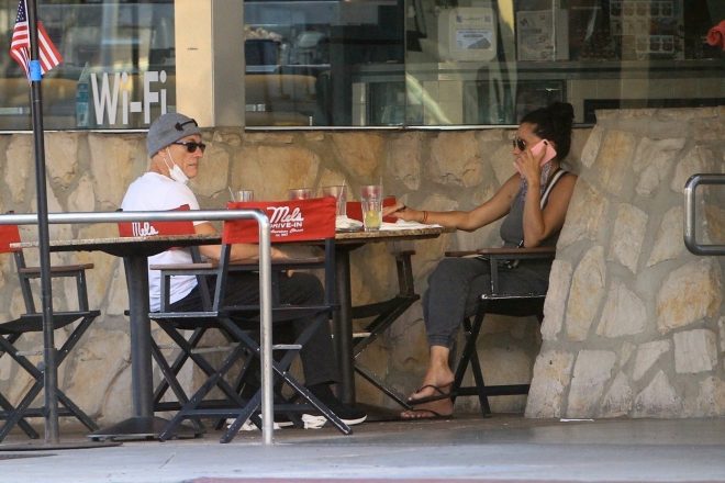 Jean-Claude+Van+Damme+z+%C5%BEeno+Gladys+Portugues+na+kosilu+v+Mel%27s+Diner+v+Hollywoodu.