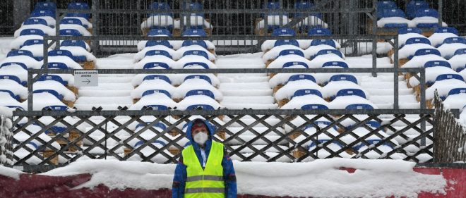 Zasne%C5%BEene+prazne+tribune+v%C4%8Deraj+v+Obersdorfu+%2F+Profimedia