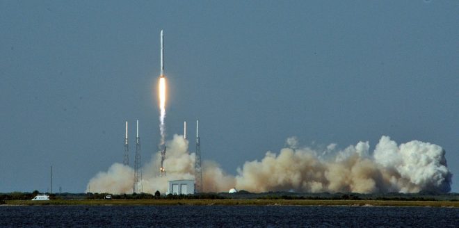 SpaceX-ova+raketa+Falcon+9+s+tovornim+plovilom+brez+posadke+Dragon+%2F+Profimedia