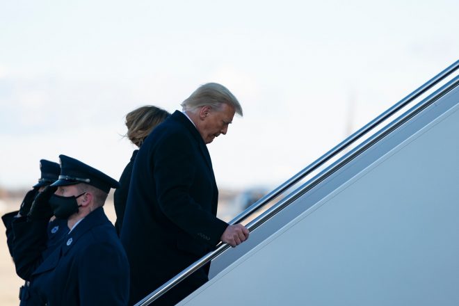 Donald+Trump+se+je+po+poslovilnem+govoru+%C5%A1e+zadnji%C4%8D+vkrcal+na+predsedni%C5%A1ko+letalo+%2F+Profimedia