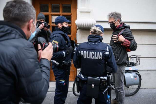 Policisti+med+obravnavo+protestnikov.+Foto%3A+STA