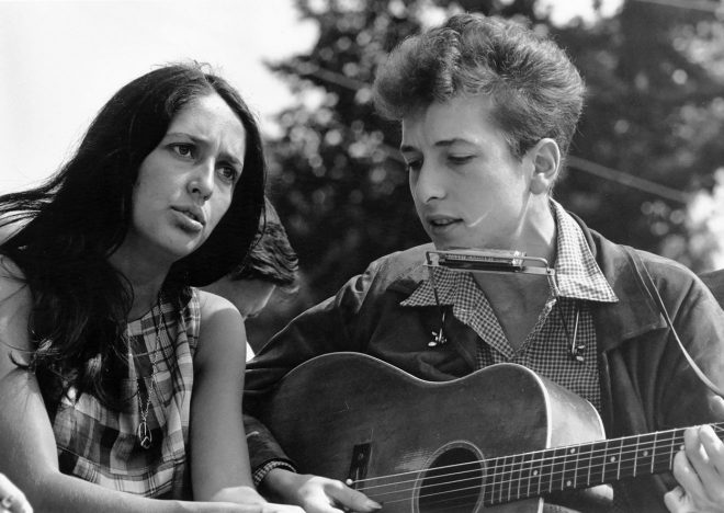 Bob+Dylan+s+pevko+Joan+Baez+na+shodu+za+enakopravnost+v+Washingtonu+avgusta+1963.