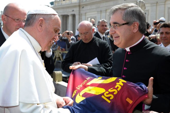 Pape%C5%BE+je+leta+2013+prejel+podpisan+dres+od+Messija+%2F+Profimedia