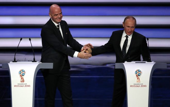 Vladimir+Putin+s+predsednikom+FIFE+Giannijem+Infantinom+leta+2017+%2F+Profimedia