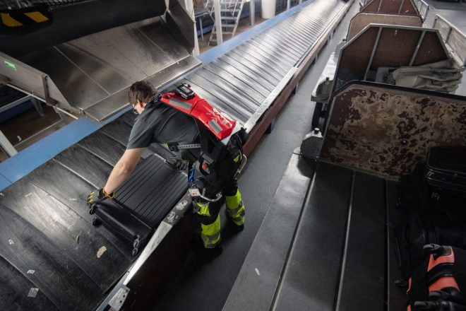 Eksoskeleti+zaposlenim+pomagajo+dvigovati+te%C5%BEke+tovore+%2F+Profimedia