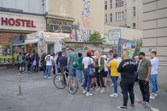 Kebap+je+s+prestola+vrgel+klobase+