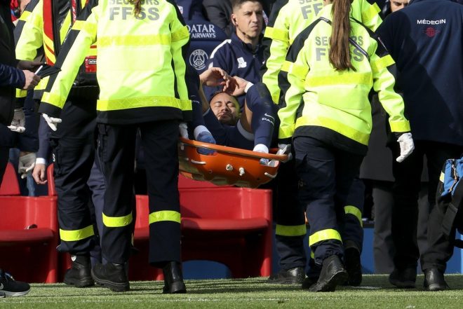 Neymarja+so+po+po%C5%A1kodbi+odnesli+z+igri%C5%A1%C4%8Da+%2F+Profimedia