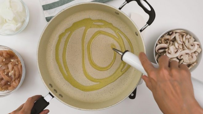 Je+res%2C+da+z+ekstra+devi%C5%A1kim+olj%C4%8Dnim+oljem+ne+bi+smeli+kuhati%3F+%28Profimedia%29