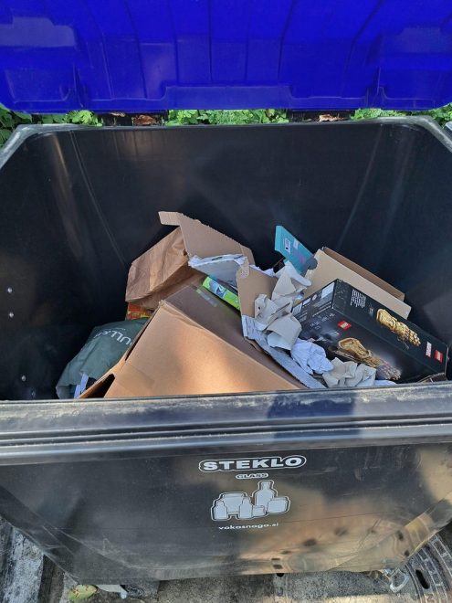 Kontejner+za+steklo+je+bil+poln+kartona+in+papirja.+Foto%3A+Facebook+skupina+Koseze+UBU
